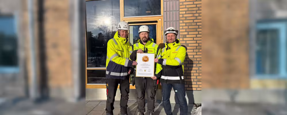 Fredrik Celmins, produktionsledare, Mikael Jadeborg, produktionsledare och Magnus Granlöf, arbetschef Ikano Bostad tar stolt emot kvalitetsutmärkelsen ”PQi – Utmärkt Projektkvalitet” för arbetet i projektet Lysa. Pressbild: Binosight