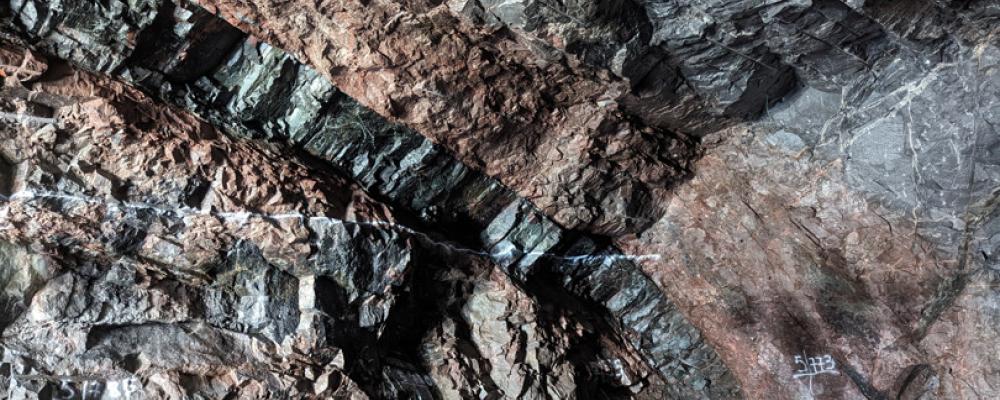 Ett diagonalt stråk av diabas i tunnlarna mellan Station Södra Hagalund och Hagastaden. Bild: Region Stockholm