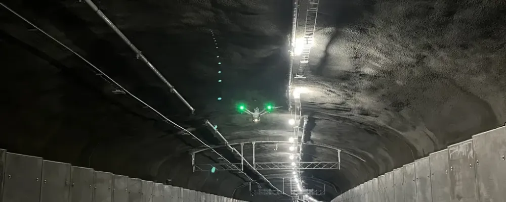 Drönare flyger i en av E4 Förbifart Stockholms tunnlar. Foto: Jonas Andersson