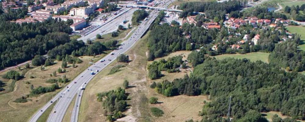 E18 mellan trafikplats Jakobsberg och trafikplats Hjulsta ska byggas ut. Foto: Trafikverket