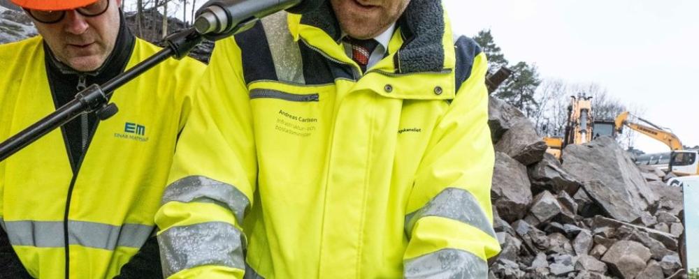 Infrastruktur- och bostadsminister Andreas Carlsson avtryck vid firandet i Bardisanen 1 på Kungsholmen. Foto: Einar Mattsson