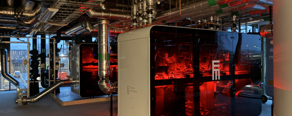 Energy Machines™ värmepumpsenergicentral på Alpha Backaplan i Göteborg, ytterligare en fastighet inom Skandia Fastigheter. Värmepumparna lyser rött i värmeläge och blått i kylläge.