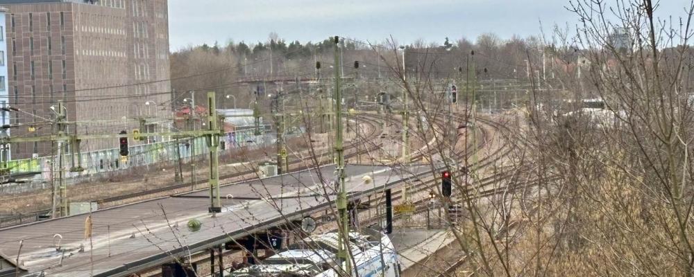 Älvsjö pendeltågsstation mot norr. En ny tunnelbanelinje ska byggas mellan Fridhemsplan och Älvsjö. Foto: Stina Wickenberg