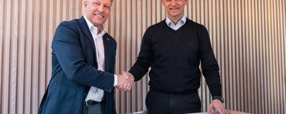 Tobias Hansson, vd för Grid Integration på Hitachi Energy, och Melker Jernberg, vd Volvo Construction Equipment. Pressbild: Swecon