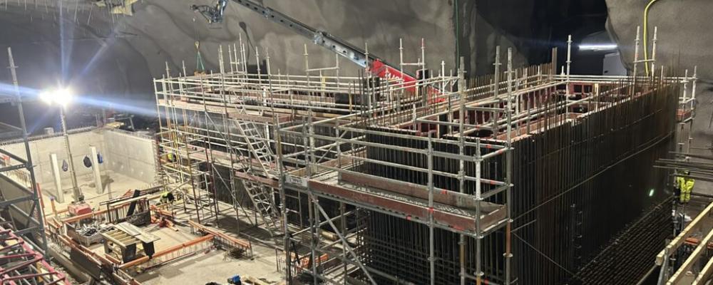 I ena änden av plattformsrummet vid uppgång Dalvägen byggs en teknikbyggnad. Till vänster syns det framtida plattformsrummet där resenärer ska vänta på tåget. Foto: Region Stockholm