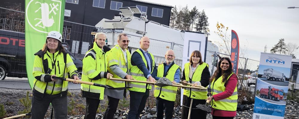 Ett första spadtag för Truck Point Stäket tillsammans med fastighetsägaren JSR och de kommande hyresgästerna Botek, NTM Group och Thermo King. Källa: Järfälla kommun