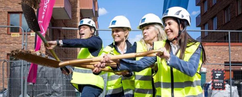 Det första spadtaget tas av Johan Knaust, VD K2A, Maria Jäger, projektchef Söderstaden, exploateringskontoret, Marina Högland, idrottsdirektör och Maria-Elsa Salvo (S), idrottsnämndens ordförande. Foto: K2A