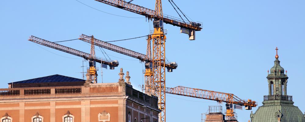 Byggkranar mitt i Stockholm. Foto: Johan Bjurer/Mostphoto