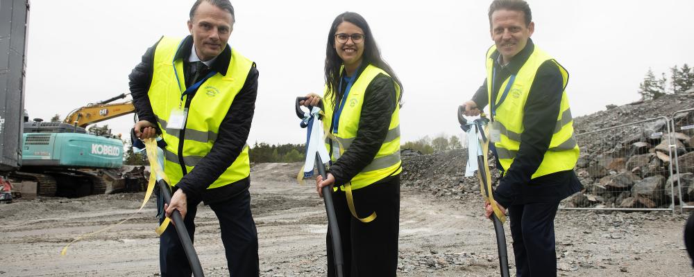 Det första spadtaget togs gemensamt av Sara Kukka-Salam, förbundsstyrelsens ordförande; Erik Andersson, vice ordförande, och Andreas Thunberg, VD. Foto: Norrvatten