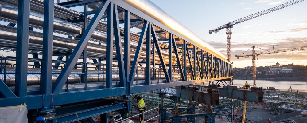 Rörbron över Lidingövägen vid Värtahamnen i Stockholm. Fotograf: Stockholm Exergi