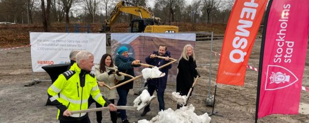 Ett fösta spadtag för ishallar på Sätra idrottsplats tas av representanter från Stockholms stad, Hemsö, SSEA, Sätra konståkningssällskap och MB Hockey. Foto: Stockholms stad. Foto: Stockholms stad