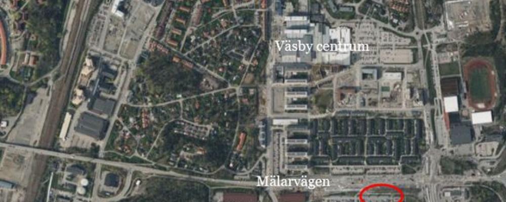 Det rödmarkerade området visar den framtida ytan för skyfallsparken, på södra sidan om Mälarvägen. Foto: Upplands Väsby kommun