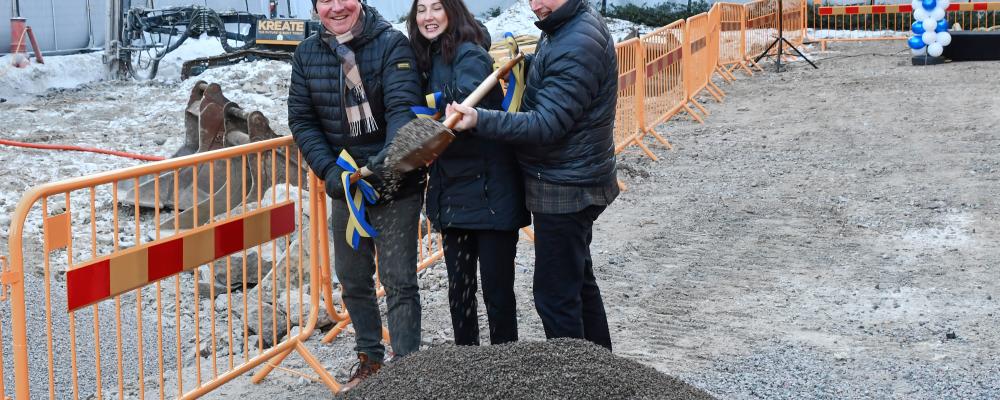 Spadtag ny vårdbyggnad cancerbehandling Solna. Pressbild: Locum
