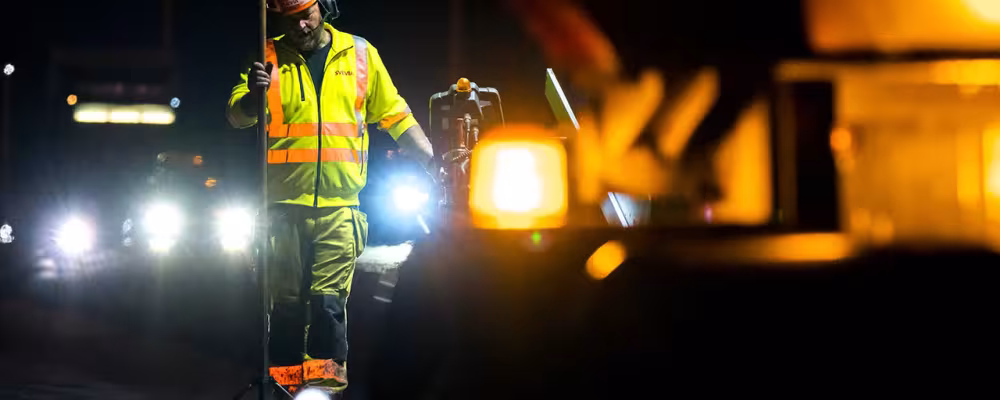 Beläggningsarbeten i tunnlarna längs E4 Förbifart Stockholm mellan Lovön och Hjulsta omfattar cirka 80 000 ton asfalt. Foto: Markus Marcetic