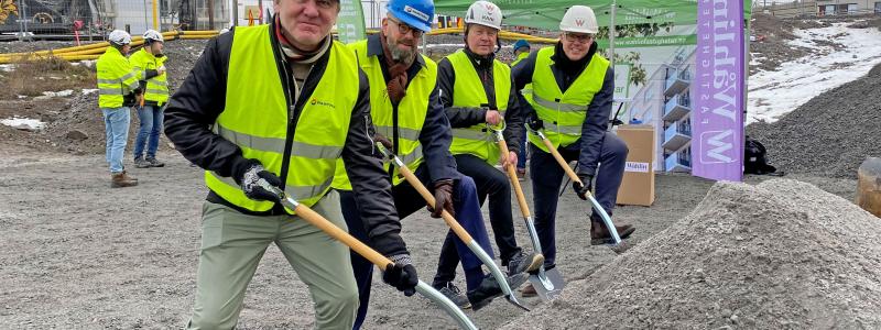 Första spadtag för Wåhlins nyproduktion i Hallonbergen med politiker från Sundbybergs stad. Foto: Wåhlin Fastigheter
