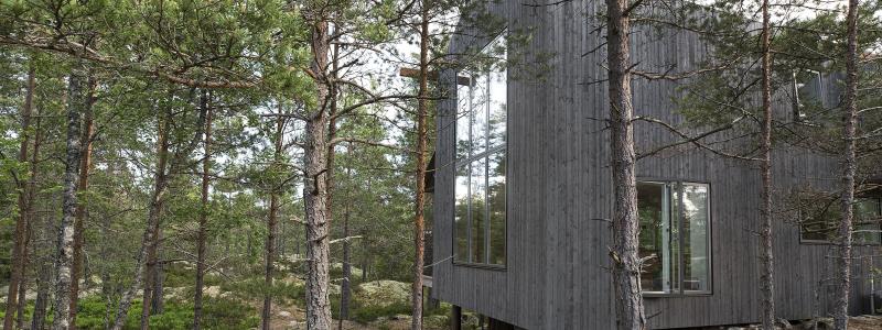 Årets vinnare rymmer flera av de kriterier som Huddinge kommun vill uppmärksamma med byggnadspriset – estetiskt genomarbetad arkitektur och hållbarhet. Priset delas ut vid kommunfullmäktiges sammanträde i december 2022. Foto: Håkan Lindgren