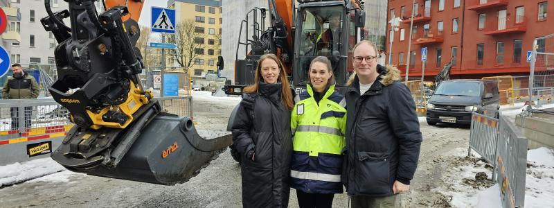 Åsa Lindhagen (MP) miljö- och klimatborgarråd, Johanna Stjernström byggprojektledare och Anders Österberg (S) biträdande finansborgarråd framför eldrivna Elsa. Foto: Anna Ingels/Stockholms stad