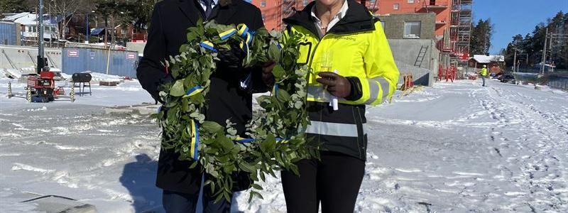 Invigning av Ella Allé i Täby Erik Andersson och Carola Lavén.  Foto: Besqab