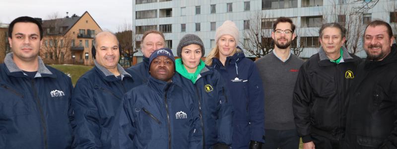 De nyanställda i projektet tillsammans med arbetsledare från Belles städ och Skurgubben samt ansvariga från Signalisten och Rikshem. Foto Signalisten