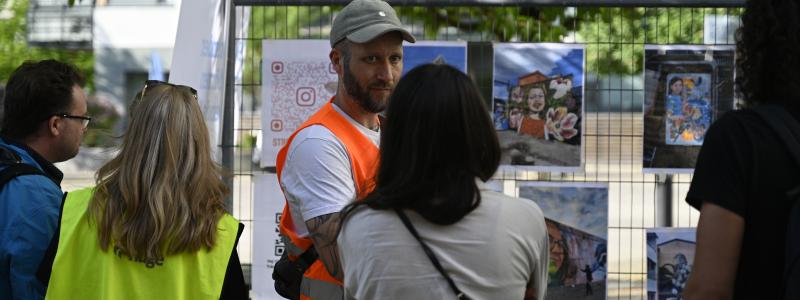 För några veckor sedan hölls ett första event där boende i Skogås och Trångsund bjudits in. Under eventet fick deltagarna träffa Streetcorner som samlade in olika förslag och idéer för konstmuren Foto: Huge