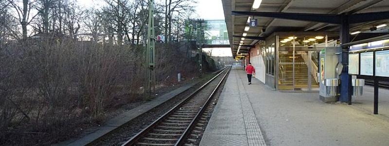 Stationen i Älvsjö kommer att placeras mellan gång- och cykelstråket Älvsjö Broväg och Stockholmsmässan. (till vänster i bild) Foto: Wikimedia Commons