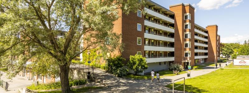 Framför detta hus på Bäckgårdsvägen i Vårby gård kommer Huge bygga ett kombohus. Foto: Ola Jacobsen