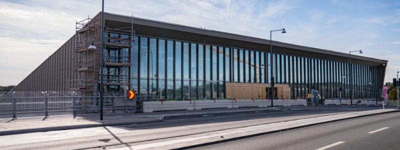 Det nya stationshuset som det ser ut idag. Här kommer du i framtiden enkelt kunna byta mellan tunnelbana, buss, pendeltåg, regional- och fjärrtåg. Foto: Trafikverket