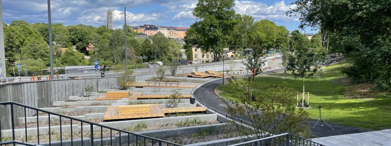 Anläggningen består av flera terrasser med sandigt material som filtrerar dagvattnet på dess väg till Karlbergskanalen. Foto: Elisabeth Lindvall