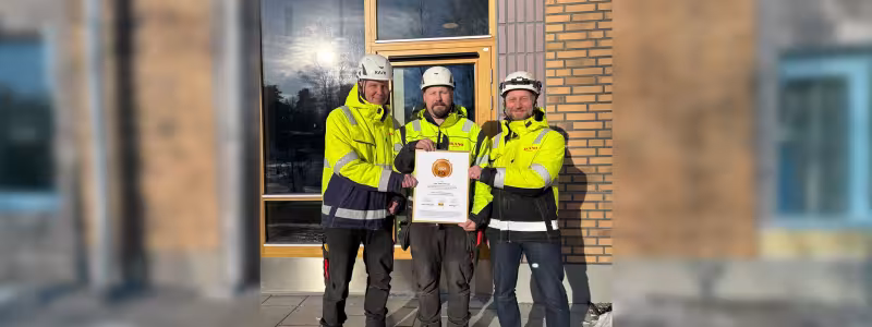 Fredrik Celmins, produktionsledare, Mikael Jadeborg, produktionsledare och Magnus Granlöf, arbetschef Ikano Bostad tar stolt emot kvalitetsutmärkelsen ”PQi – Utmärkt Projektkvalitet” för arbetet i projektet Lysa. Pressbild: Binosight
