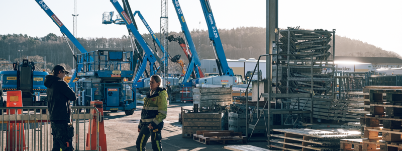 Bomliftar kan manövreras från korgen och är ett utmärkt alternativ till  ställningar. Dels för att de är mobila, dels för att de når högt.