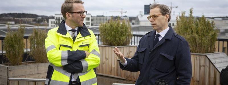 Bostadsminister Andreas Carlson (KD) och K2A:s vd Johan Knaust på taket till K2A:s studentbostäder i Barkarbystaden, Järfälla. Foto: Fredrik Hjerling