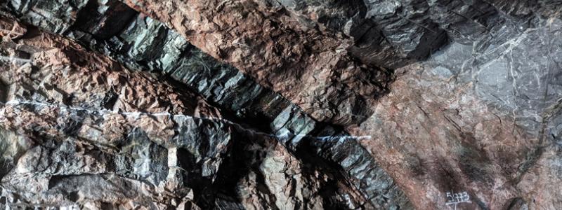 Ett diagonalt stråk av diabas i tunnlarna mellan Station Södra Hagalund och Hagastaden. Bild: Region Stockholm