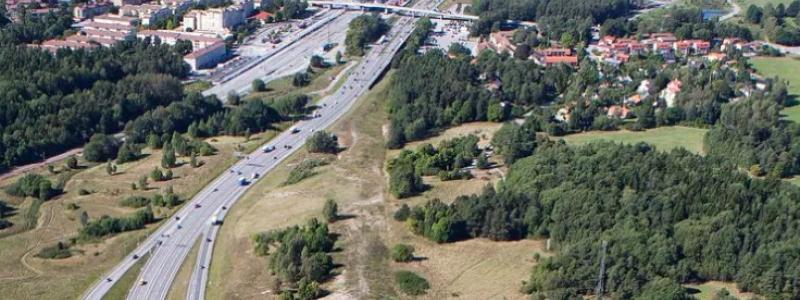 E18 mellan trafikplats Jakobsberg och trafikplats Hjulsta ska byggas ut. Foto: Trafikverket