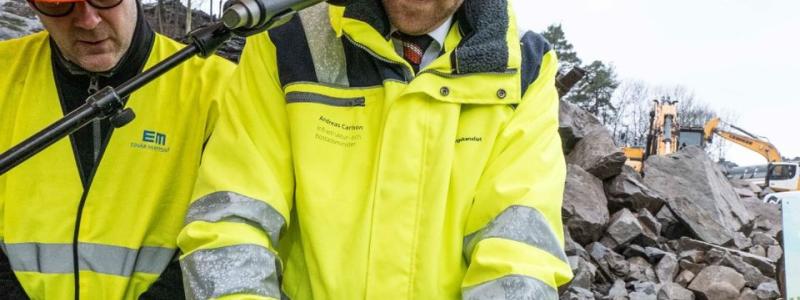 Infrastruktur- och bostadsminister Andreas Carlsson avtryck vid firandet i Bardisanen 1 på Kungsholmen. Foto: Einar Mattsson