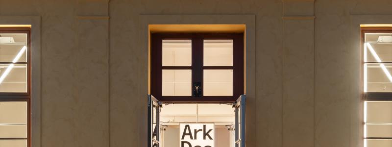 Entré ArkDes foto: Marco Cappeletti
Arkdes på Skeppsholmen med egen entré direkt från Exercisplan. Efter ett års ombyggnation står museet redo att ta emot besökare igen, nu med fritt inträde för alla och med en ny identitet, nya koncept som Unboxing och totalt sju nya utställningar.