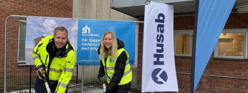 Husabs vd Johan Sjölander och Sollentunahems vd Anna Mellström tar ett första spadtag. Foto: Sollentunahem