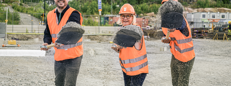 Första spadtaget. Pressbild: Hanssons Hus