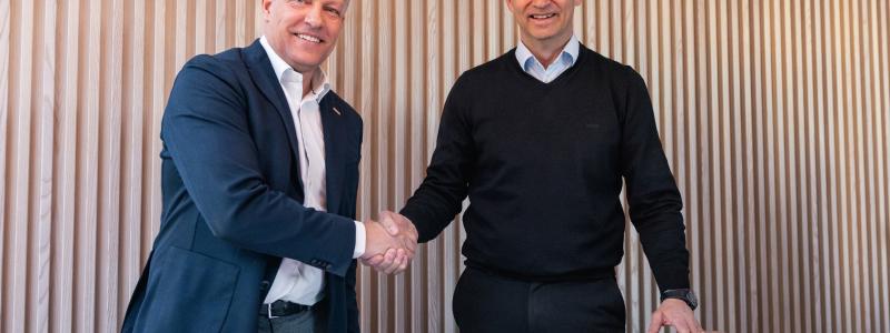 Tobias Hansson, vd för Grid Integration på Hitachi Energy, och Melker Jernberg, vd Volvo Construction Equipment. Pressbild: Swecon
