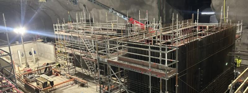 I ena änden av plattformsrummet vid uppgång Dalvägen byggs en teknikbyggnad. Till vänster syns det framtida plattformsrummet där resenärer ska vänta på tåget. Foto: Region Stockholm