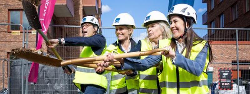 Det första spadtaget tas av Johan Knaust, VD K2A, Maria Jäger, projektchef Söderstaden, exploateringskontoret, Marina Högland, idrottsdirektör och Maria-Elsa Salvo (S), idrottsnämndens ordförande. Foto: K2A
