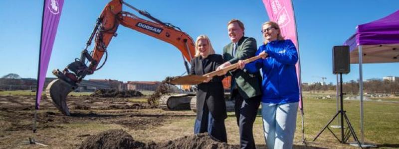 Karin Ernlund, idrottsborgarråd, Dennis Wedin, fastighetsborgarråd och Johanna Ankarcrona, Värtans IK ungdomssektion. Foto: Lennart Johansson