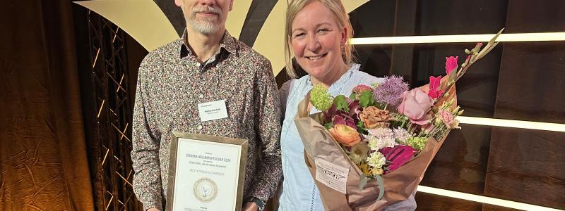 Mattias Rensfeldt, finansansvarig Botkyrka kommun, och Anna Mellström, vd Botkyrkabyggen, tog emot Kommuninvests pris för Högst andel Lån för social hållbarhet. Foto: Botkyrkabyggen
