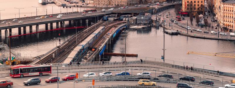Region Stockholm måste intensifiera kampen mot svart arbetskraft i kollektivtrafikens byggprojekt Foto: marilia bognandi/unsplash
