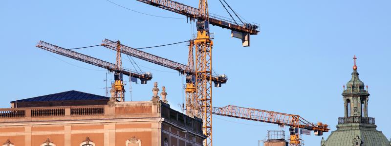 Byggkranar mitt i Stockholm. Foto: Johan Bjurer/Mostphoto