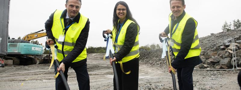 Det första spadtaget togs gemensamt av Sara Kukka-Salam, förbundsstyrelsens ordförande; Erik Andersson, vice ordförande, och Andreas Thunberg, VD. Foto: Norrvatten