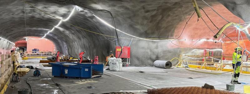 Station Hagastaden får en plattform som delas av en tjock vägg. En passage leder mellan de två sidorna, där tågen kommer att gå i motsatta riktningar när stationen tas i bruk. Bild: Region Stockholm