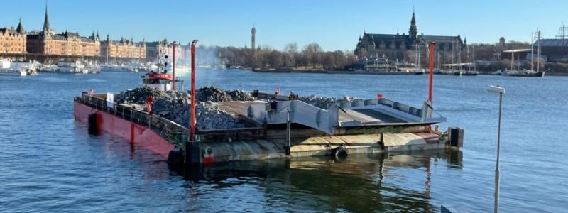 Nästan varje dag sedan den 18 februari 2022 har pråmen kört från Blasieholmen fullastad med sten från tunnelbanebygget. Foto: Region Stockholm.