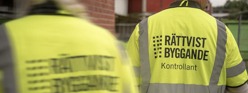 Kontrollanter från Rättvist byggande på oannonserad byggarbetsplatskontroll hos Huge Bostäder. Foto: Huge Bostäder