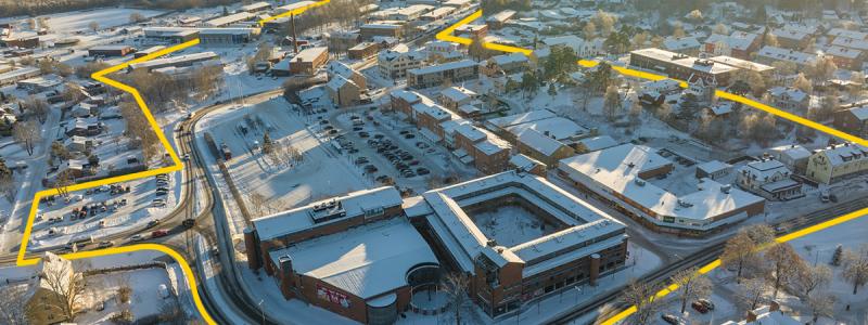 Rimbo centrum - tävlingsområdet inringat med gult streck. Foto: Norrtälje kommun