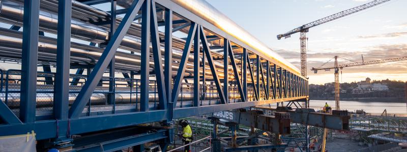 Rörbron över Lidingövägen vid Värtahamnen i Stockholm. Fotograf: Stockholm Exergi